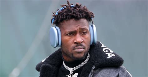 Video: Antonio Brown exposes himself to stunned guests in hotel。